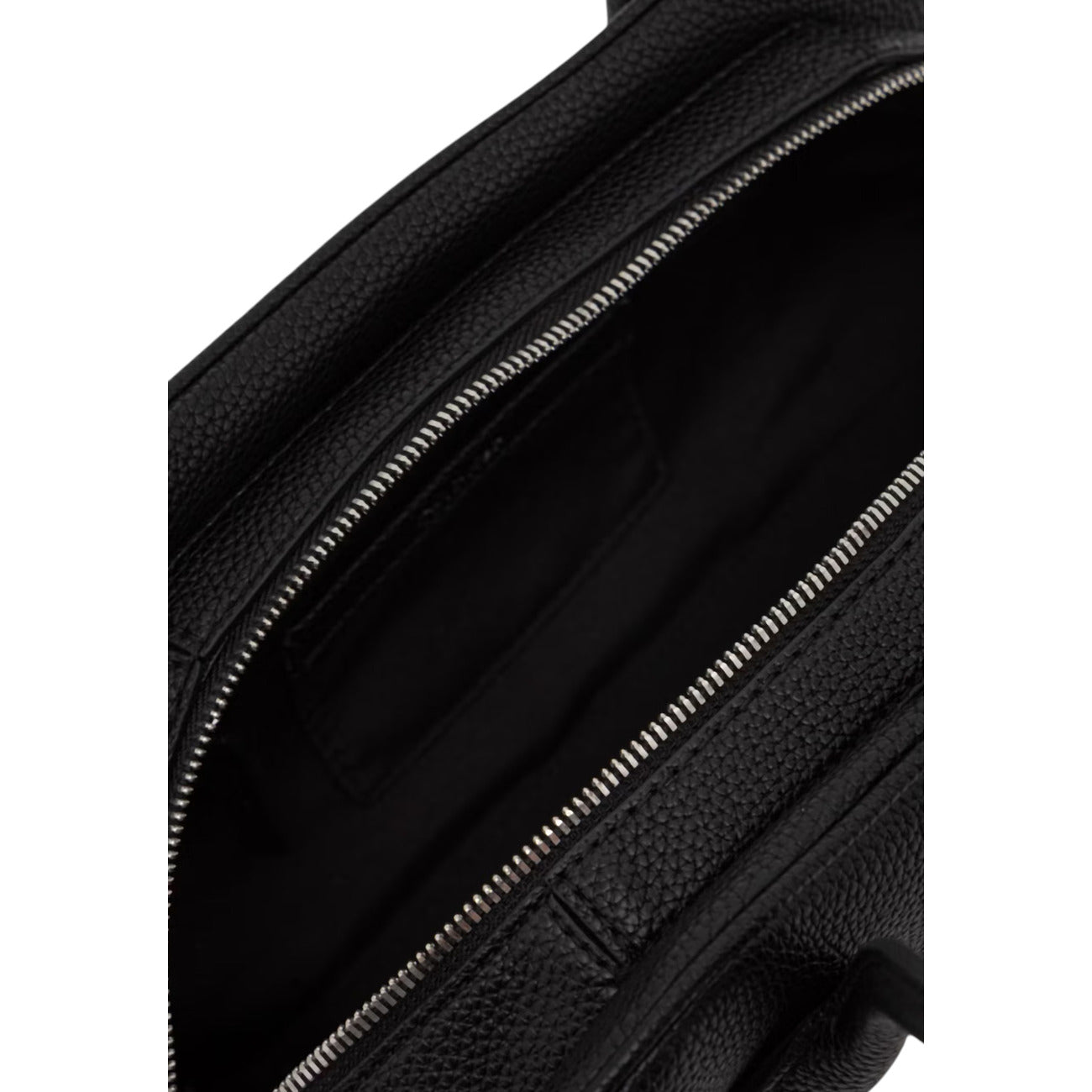 Borsa a Spalla Donna Calvin Klein Emblem Trio; Nero. 100% Poliuretano effetto martellato, chiusura superiore con zip, doppi manici e charm logo lucido. Silhouette compatta e allungata (30x15 cm), stile minimal contemporaneo. Vista cerniera aperta 