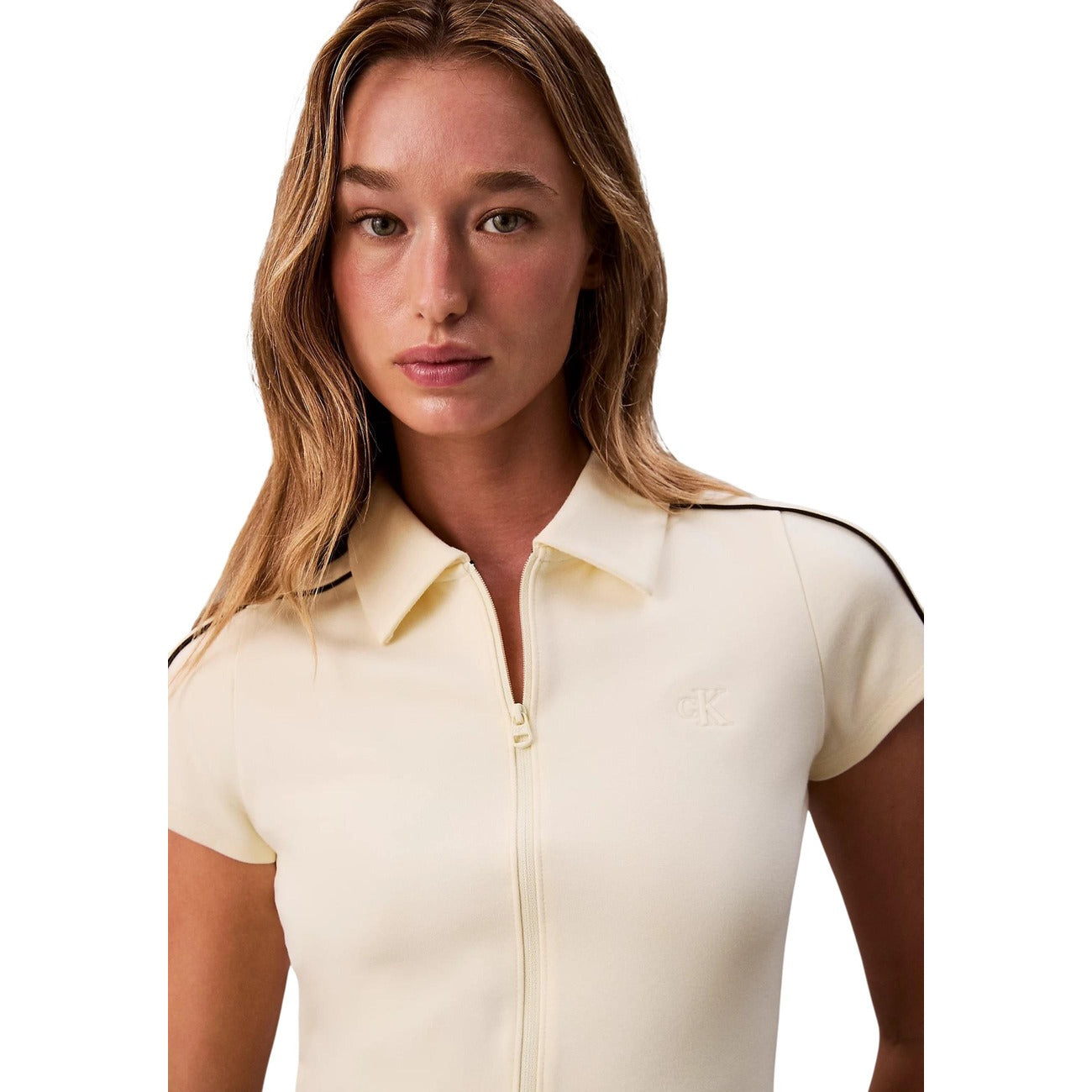 Polo Corta Calvin Klein; Maglia Tecnica. Vestibilità Slim, chiusura con zip, dettaglio monogramma. Tessuto elasticizzato e traspirante. Design d'autore essenziale e moderno.