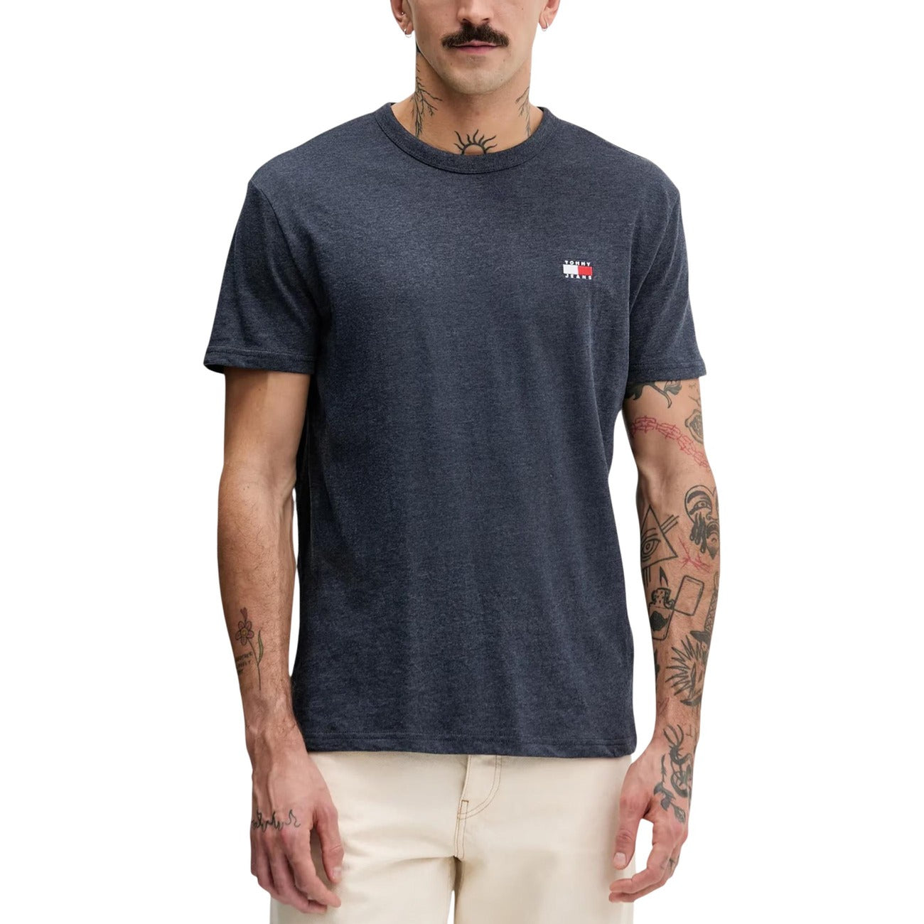 T-shirt Tommy Jeans Tonal; Misto Cotone. Logo distintivo sul petto in tinta, vestibilità regular, tessuto antipiega. T-shirt uomo versatile e resistente per un look urban minimale. Colore blu/grigio 