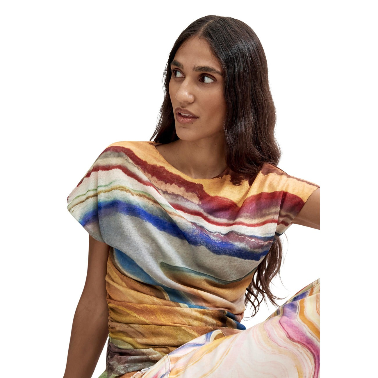 T-shirt Desigual donna beige modello TS_REIKIAVIK. Maglietta a maniche corte in tessuto a maglia beige con stampa astratta colorata all-over, scollo a barca e vestibilità regolare, stile casual estivo e contemporaneo.