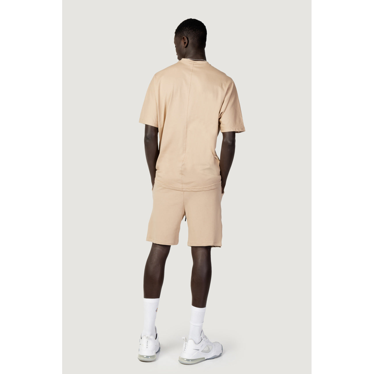Completo shorts e t-shirt Hydra Clothing uomo beige modello NEW UNI. Tuta corta estiva stile streetwear minimalista in jersey di puro cotone con maglietta manica corta e pantaloncino con coulisse e tasche, abbigliamento casual e comodo da tempo libero.