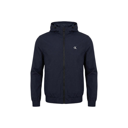 Giacca a vento Calvin klein blu navy Realizzato al 100% in poliestere riciclato, Il logo CK ricamato sul petto, la chiusura frontale con zip e il cappuccio regolabile. Vista frontale stesa 