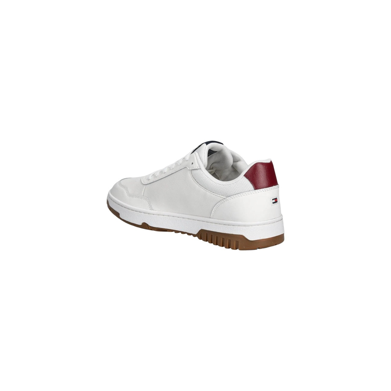 Sneakers Tommy Hilfiger Court; 90% Pelle. Suola bicolore, leggere e traspiranti. Soletta rimovibile, branding gommato sul retro, stile basket. Collezione Primavera/Estate. Vista posteriore laterale 