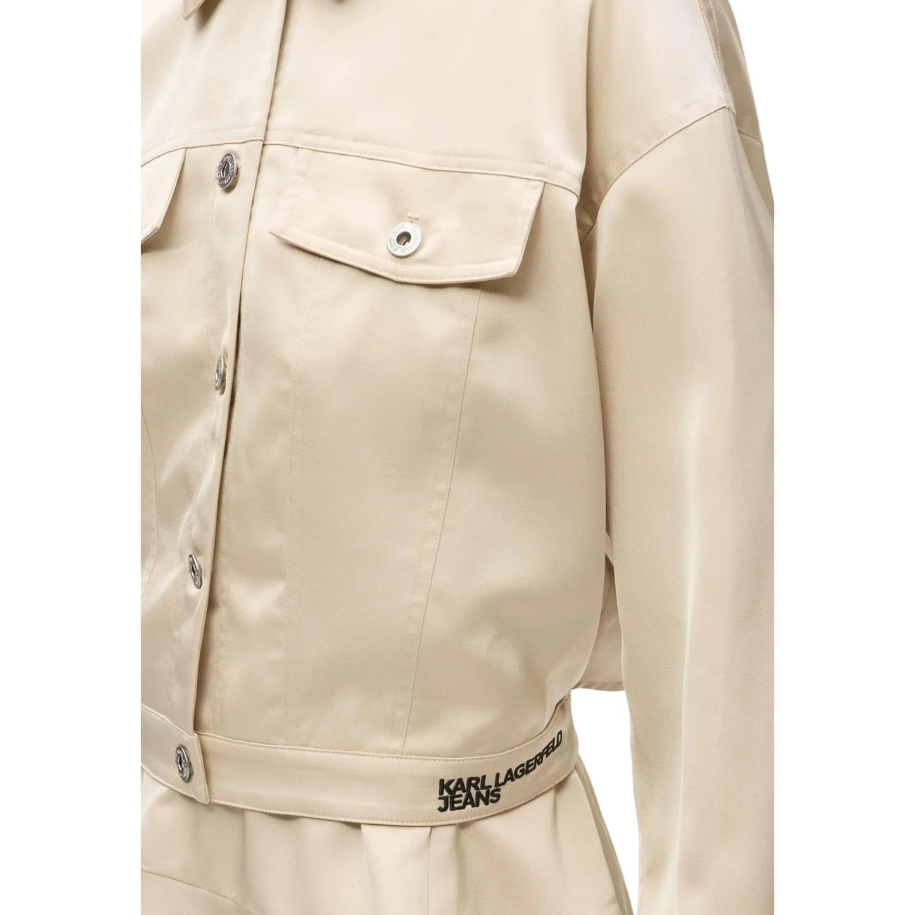 Giacca Raso Donna; 100% Poliestere Lucido. Dettaglio cut-out posteriore, bottoni logati, ricamo a contrasto. Blazer elegante e luminoso, vestibilità strutturata per la PE26 Colore champagne 