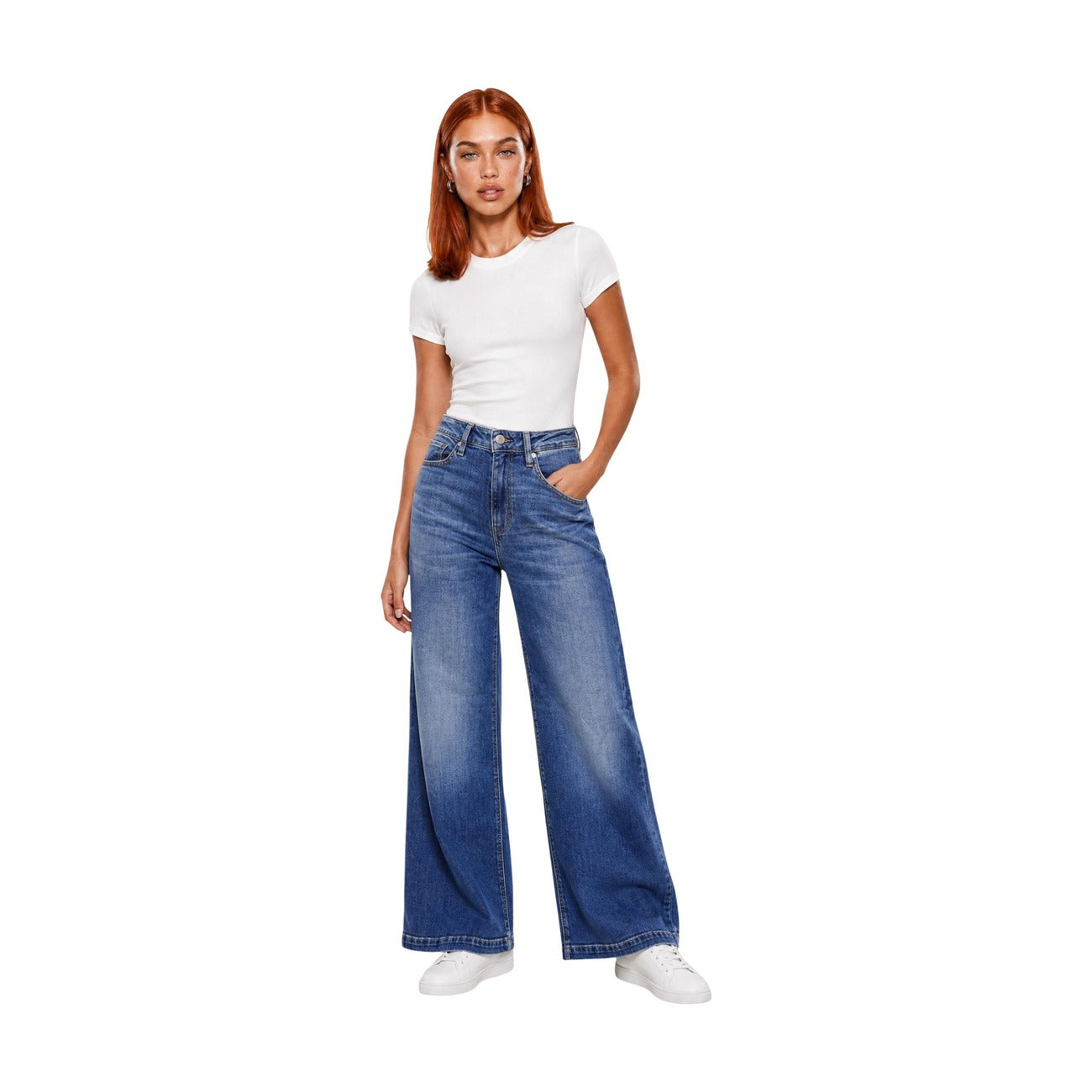 Jeans Guess Bellagio Chain Pocke blu donna W6YAJG D1355. Jeans flare a zampa e bootcut a vita alta da donna in cotone elasticizzato con catena dorata sulle tasche sul retro, pantaloni denim vintage 70s 4 stagioni.
