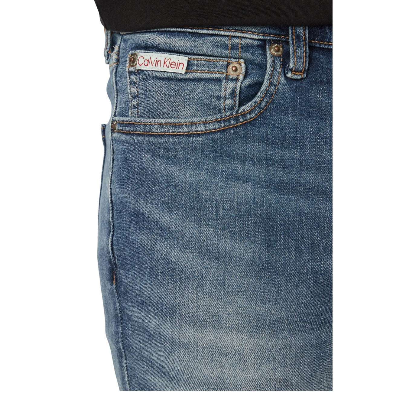 Jeans Skinny Blu Calvin Klein; Ultra Stretch. 8% Elastam per massimo comfort. Taglio 5 tasche, patch in pelle, chiusura con zip. Vestibilità aderente, flessibile e resistente. Il denim tecnico che valorizza la figura. Dettaglio 