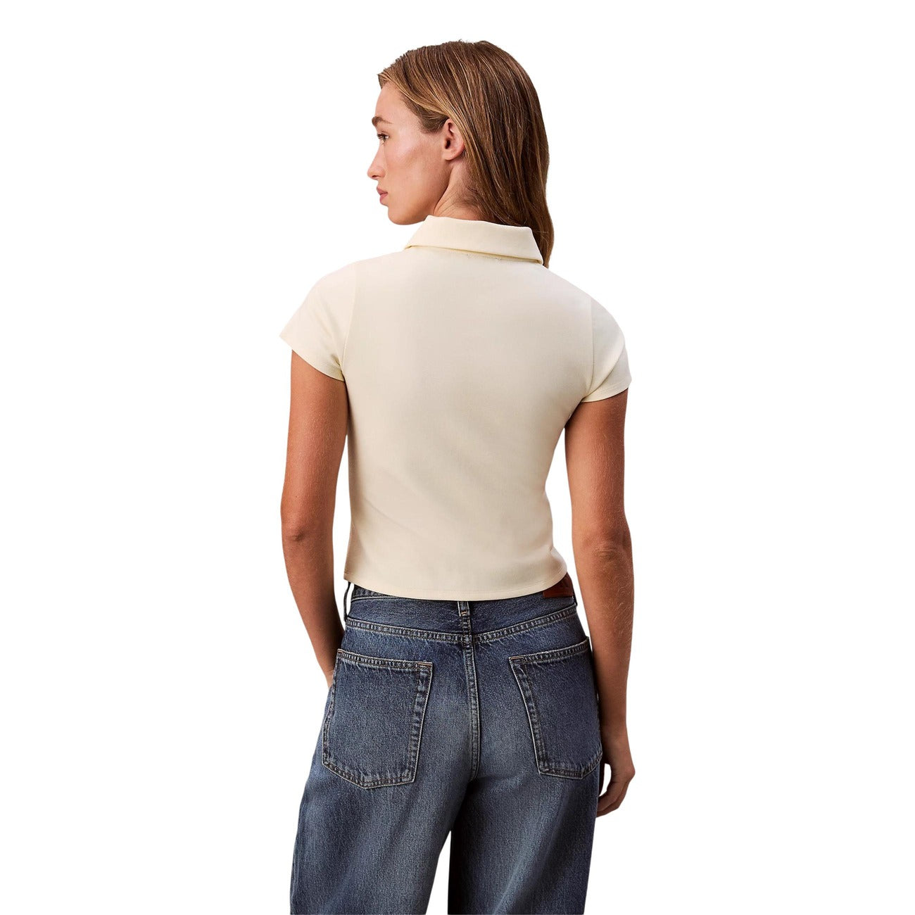 Polo Corta Calvin Klein; Maglia Tecnica. Vestibilità Slim, chiusura con zip, dettaglio monogramma. Tessuto elasticizzato e traspirante. Design d'autore essenziale e moderno. Vista posteriore 