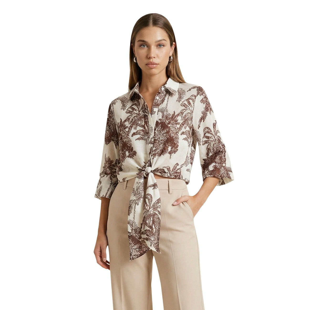 Camicia Artigli ACCA004768; 100% Cotone. Stampa botanica, nodo frontale in vita, maniche lunghe. Camicia donna fresca, iconica e facile da abbinare per la PE26. Vista frontale 