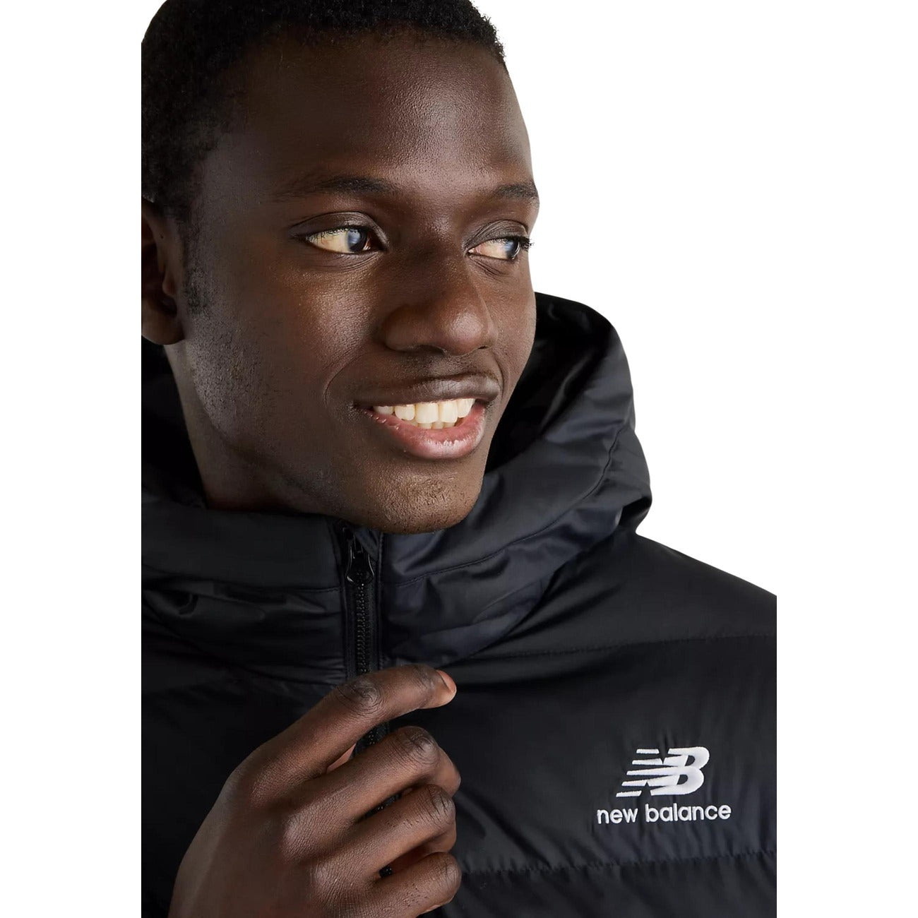 Piumino uomo New Balance nero MJ62G17OBK. Giacca invernale pesante da uomo nera in poliestere riciclato con ampia trapuntatura orizzontale, cappuccio regolabile, zip full zip e tasche con cerniera, giubbotto casual sportivo per il freddo.