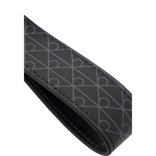 Calvin Klein Emblem AOP Key Fob; nero con logo monogram, moschettone inciso, materiali eco-friendly. Il portachiavi di classe per l'uomo contemporaneo Dettaglio logo frontale 