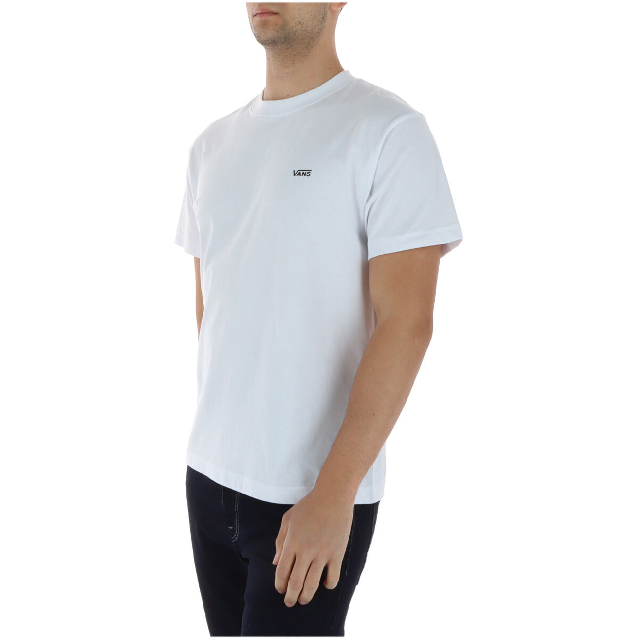 Vans Left Chest Tee White; regular fit, taglio lungo, 100% cotone. La t-shirt bianca iconica ed essenziale per lo stile quotidiano. Vista laterale 