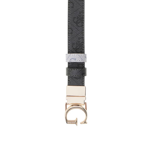 Cintura Donna Nera Guess Lindsey Reversibile; Altezza 3 cm in poliestere strutturato con finitura monogram e tinta unita. Fibbia con logo G in metallo lucido e doppio passante, stile casual-elegante 4 stagioni. Dettaglio 