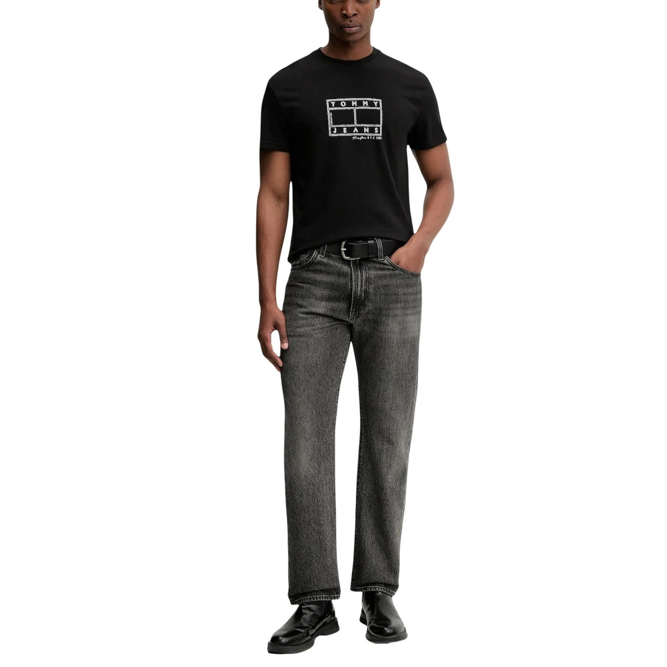 Tommy Hilfiger T-shirt Logo a Timbro; maglietta girocollo uomo in cotone morbido, stampa grafica circolare Tommy Jeans e dettagli iconici, perfetta per outfit quotidiani dinamici. Vista frontale figura intera 