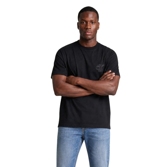 T-shirt Nero Calvin Klein; Logo Goffrato in rilievo. 100% Jersey di Cotone. Vestibilità regolare, girocollo a costine, morbidezza premium. Stile minimalista e ricercato. Frontale 