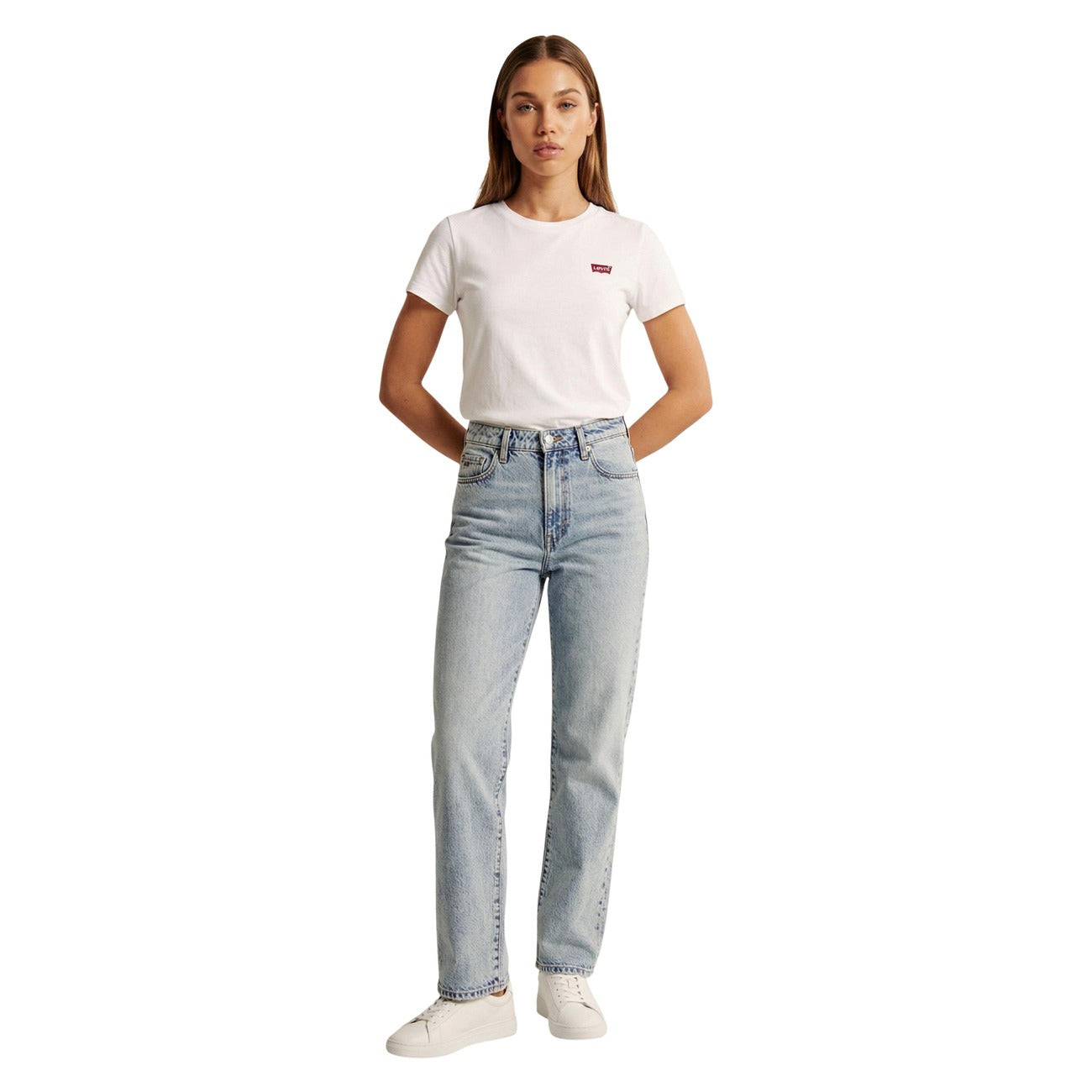 T-shirt Donna Levi's® Perfect Tee; Bianco. 100% Cotone premium leggero, vestibilità regolare, maniche corte e girocollo tondo. Logo ricamato sul petto, stile iconico ed essenziale 4 stagioni. Figura intera frontale 