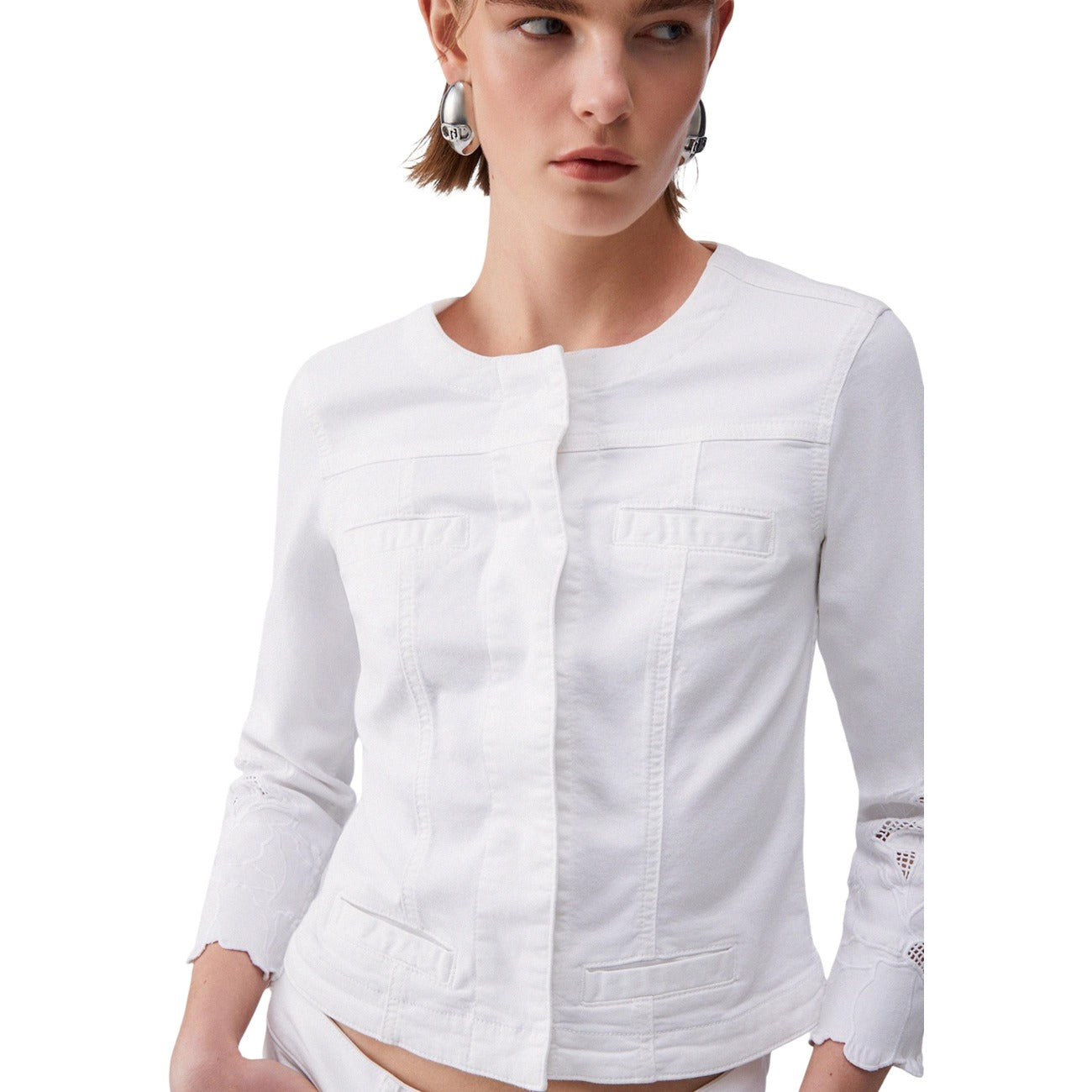 Giacca Gabardina Sangallo; cotone stretch, applicazioni gioiello, maniche a tre quarti, slim fit. L'eleganza versatile per eventi e occasioni speciali. Colore bianco 