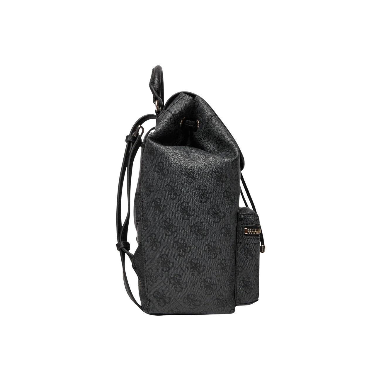 Zaino Guess Manhattan II Flap Nero; 100% Poliuretano. Texture logo in rilievo, chiusura a patta, doppia tasca esterna, metalleria dorata. Zaino donna elegante e strutturato. Vista laterale 