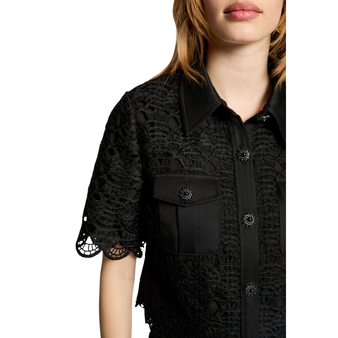Camicia Pizzo Morgan De Toi; Nero. Tessuto traforato, bottoni gioiello, vestibilità wide fit. Maniche corte con bordo smerlato e tasche decorative. Elegante, leggera e ricca di dettagli preziosi.