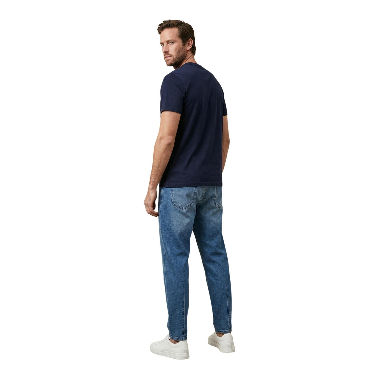 Dettaglio t-shirt Tommy Hilfiger Jeans uomo blu con stampa logo frontale e vestibilità regular vista posteriore figura intera indossata da modello 
