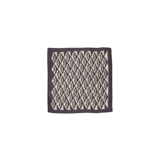Alviero Martini F123 1829 Foulard; design geometrico a rombi e stampa Geo, 100% poliestere. L'accessorio moderno e iconico della linea Prima Classe. Colore nero. Aperto 