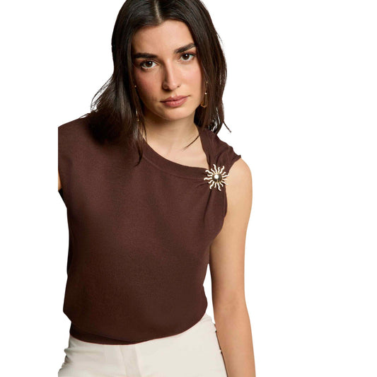 Maglione Smanicato Donna Marrone Morgan De Toi 262-MCHOCO; Top in maglia sottile di viscosa marrone cioccolato con dettaglio gioiello oro sulla spalla e girocollo. Vista frontale 
