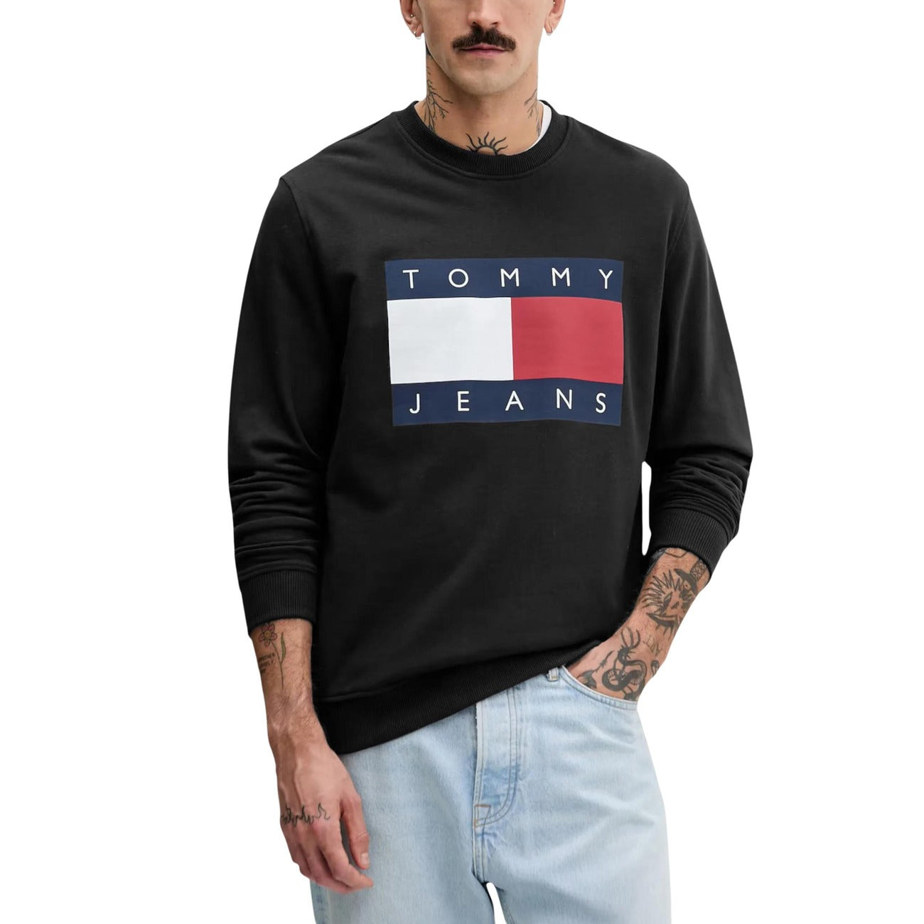 Felpa Tommy Jeans Iconic Flag; Cotone Felpato. Nero, maxi stampa logo frontale, vestibilità regular. Felpa uomo girocollo morbida e calda dal design iconico. Vista frontale 