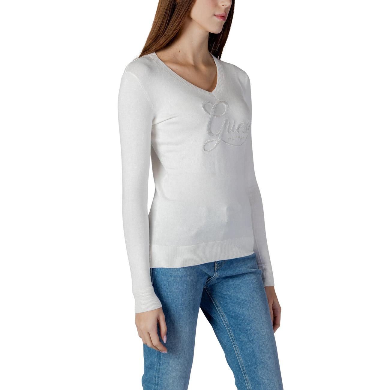 Maglia Guess Stephanie; Bianco. 82% Viscosa, 16% Poliammide, 2% Elastam. Scollo a V, logo gioiello, maniche lunghe. Tessuto fluido e aderente, stile chic quotidiano. Laterale 