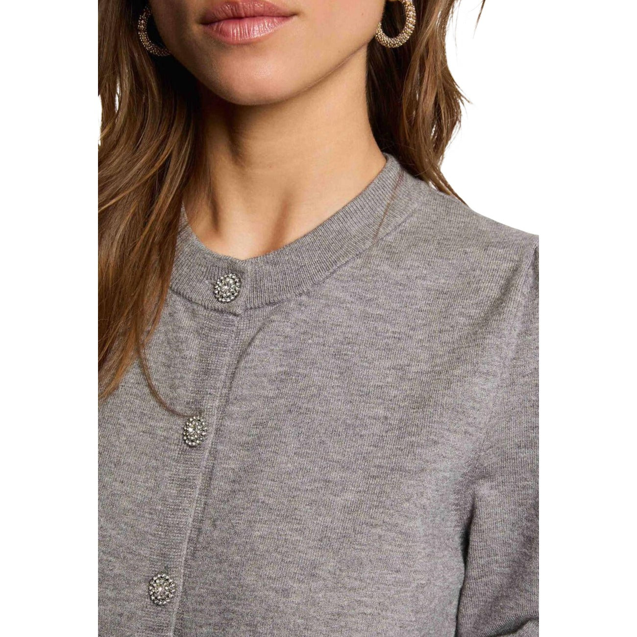 Cardigan donna con bottoni gioiello Morgan De Toi 262-MKNOT. Maglia girocollo in viscosa sostenibile e poliammide a maniche lunghe con dettagli arricciati sulle spalle.
