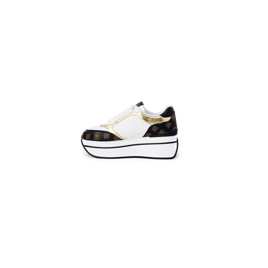 Guess Sneakers Camrio Platform; scarpe in poliuretano con suola alta 7 cm, chiusura con stringhe e interni in cotone. Silhouette moderna ideale per outfit street-chic.