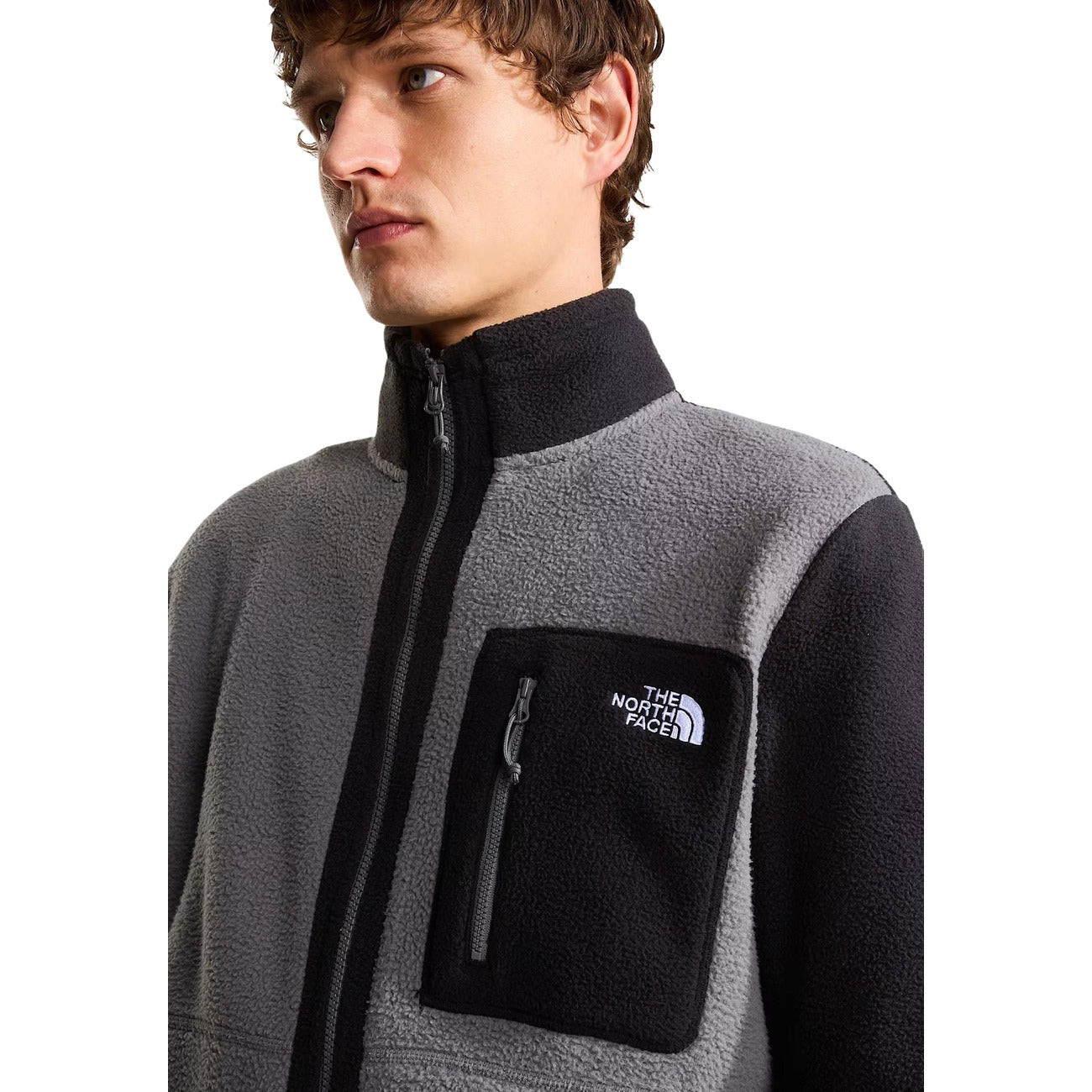 Giacca pile The North Face Yumiori Full Zip uomo Smoked Pearl TNF Black. Giubbotto in pile pesante da trekking e outdoor grigio e nero con cerniera zip, tasche laterali, taschino al petto e collo alto, abbigliamento montagna autunno inverno.