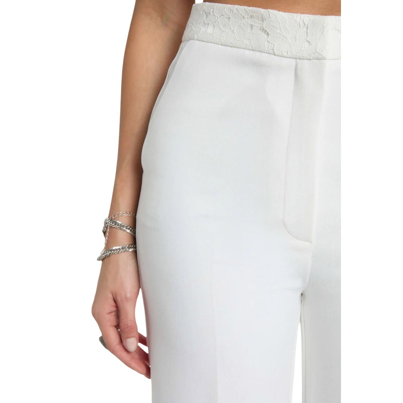 Pantaloni Bootcut Morgan De Toi; 77% Poliestere, 17% Viscosa, 6% Elastam. Vita alta, fondo a zampa, vestibilità stretch. Pantaloni donna modellanti e di tendenza per la PE26. Dettaglio 