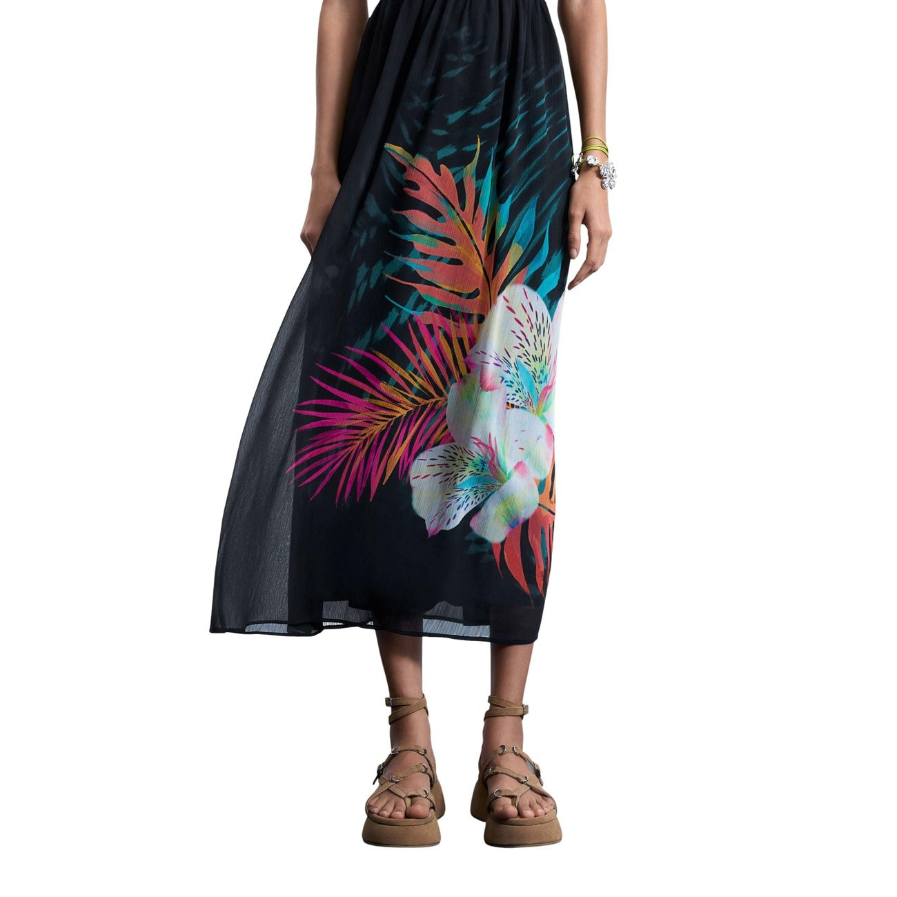 Abito midi Tropical SS26; Scollo americano con fiocco. Sopra arricciato elastico, gonna fluida stampata. Vestito multicolore fresco, leggero e di tendenza progettato a Barcellona. Vista gonna 