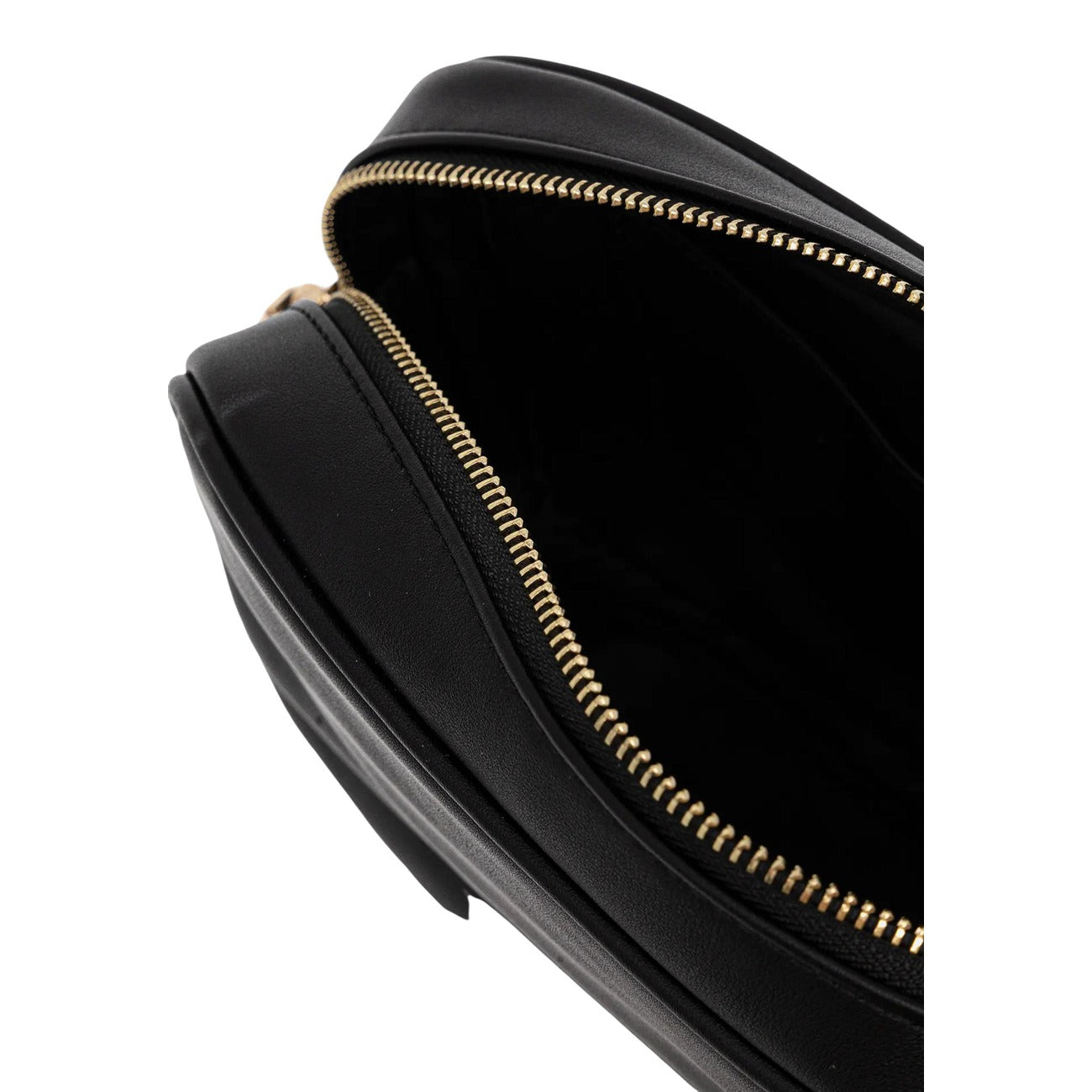 Borsa Media Nera Donna Valentino Bags Cora; Misure 8x16x8 cm. Tessuto 100% poliuretano stile camera bag con tasca frontale e chiusura a zip. Tracolla ampia in nastro regolabile con scritte logo, stile casual 4 stagioni. Vista aperta 