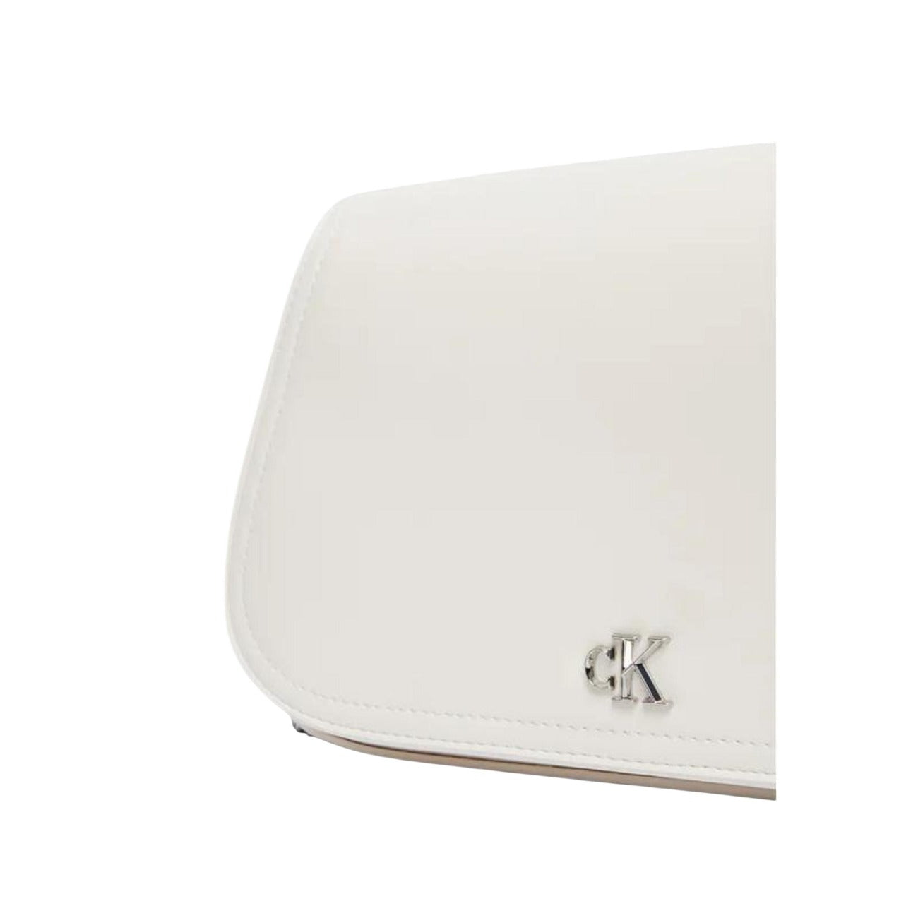 Borsa da sera Calvin Klein dal design curvo e sofisticato; realizzata in 51% poliestere riciclato. Accessorio elegante con dettagli  e chiusura sicura, ideale per eventi formali. Colore bianco vista frontale Dettaglio logo 