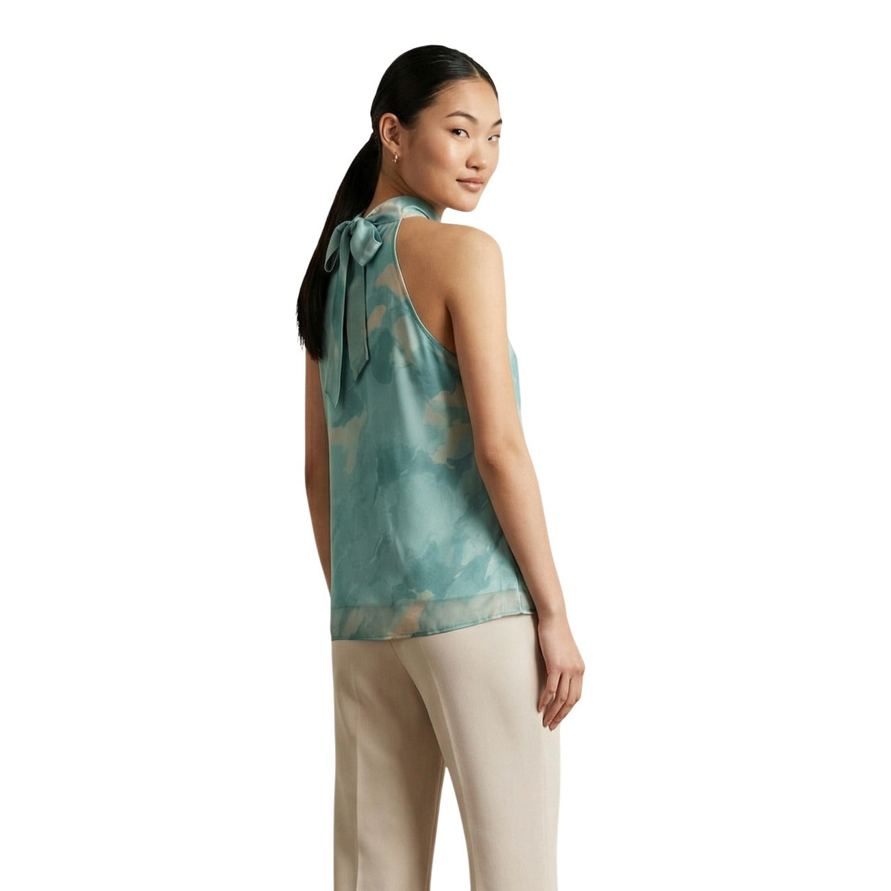 Artigli Top Scollo America; blusa smanicata con fantasia azzurra a goccia e linea fluida. Comfort leggero e stile chic per la primavera-estate. Vista posteriore 