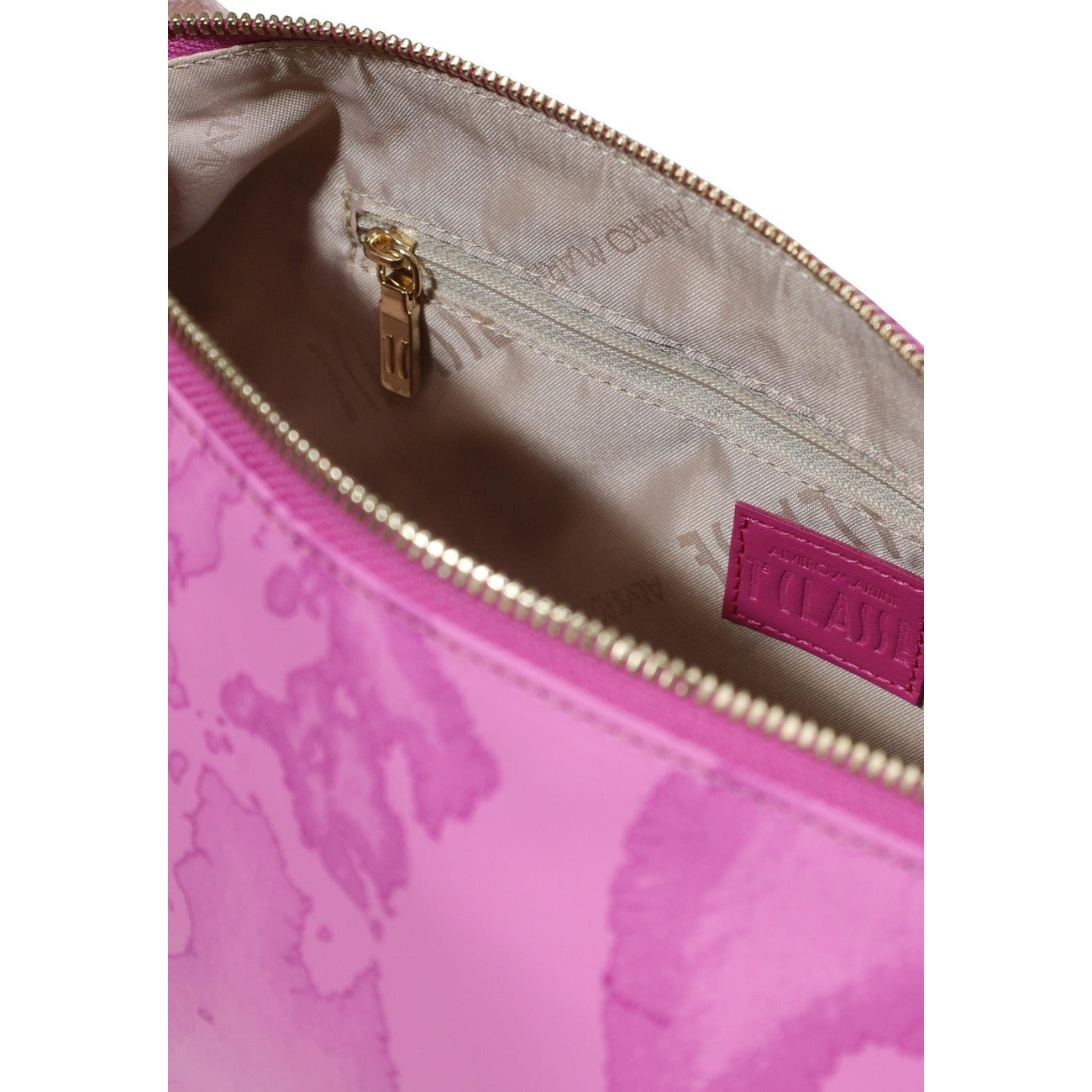 Borsa Geo Alviero Martini Fuxia; 58% Poliestere, 42% Poliuretano. Tracolla removibile, chiusura zip, tasca interna. Borsa a mano e crossbody resistente e leggera per la PE26. Dettaglio cerniera 
