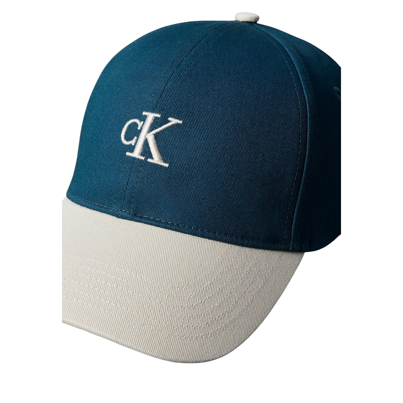 Cappello Calvin Klein uomo atlantic deep 100% cotone - vista frontale laterale in primo piano