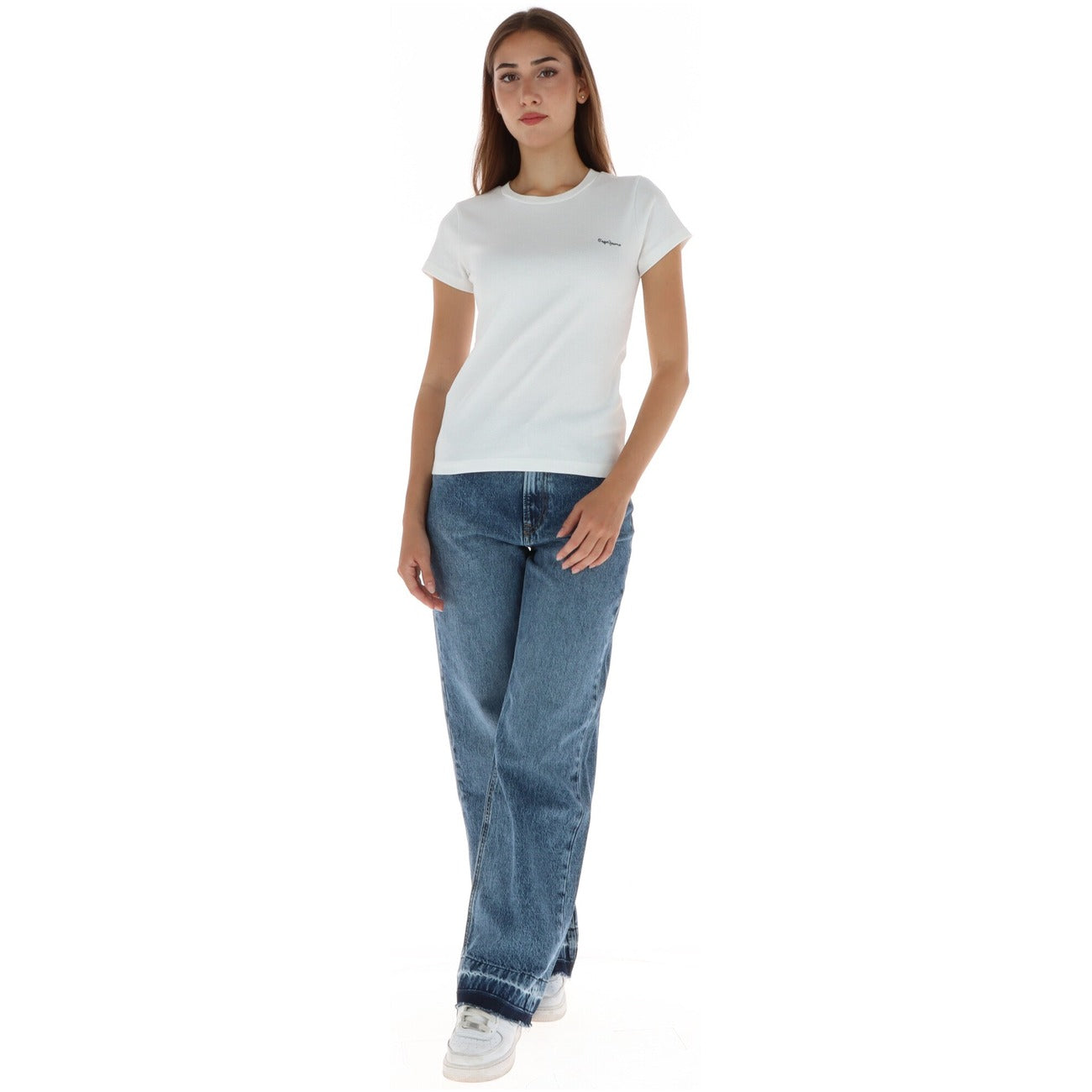 Maglietta bianca donna a costine Pepe Jeans PL506037. T-shirt mezza manica in 95% cotone e 5% elastan con mini logo stampato tono su tono.