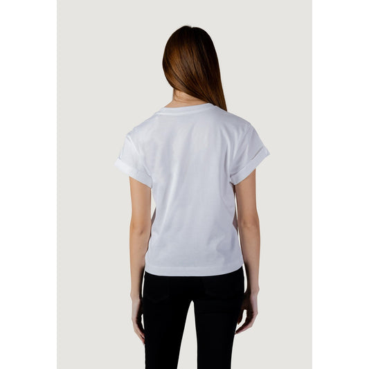 T-shirt Guess Bianca Stars & California; 100% Cotone. Stampa frontale con logo e stelle, maniche corte, vestibilità regular. Capo leggero e traspirante per la stagione Primavera/Estate. Vista posteriore 