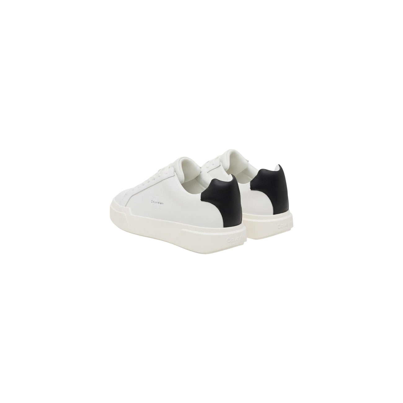 Sneakers Bianco Calvin Klein Jeans; 100% Pelle. Suola 4 cm, logo laterale, chiusura con lacci. Design minimalista, versatile e adatto a tutte le stagioni. Eleganza urbana senza tempo. Vista Posteriore