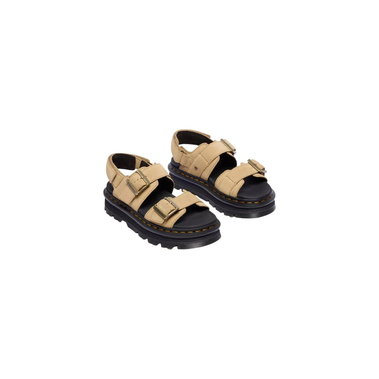 Dr. Martens Sandalo Zebzag; Beige Savannah Tan. 100% Pelle scamosciata EH Suede. Suola ammortizzata EVA/PVC, calzata regolabile con fibbie e cinturino, cuciture gialle a contrasto. Vista frontale 