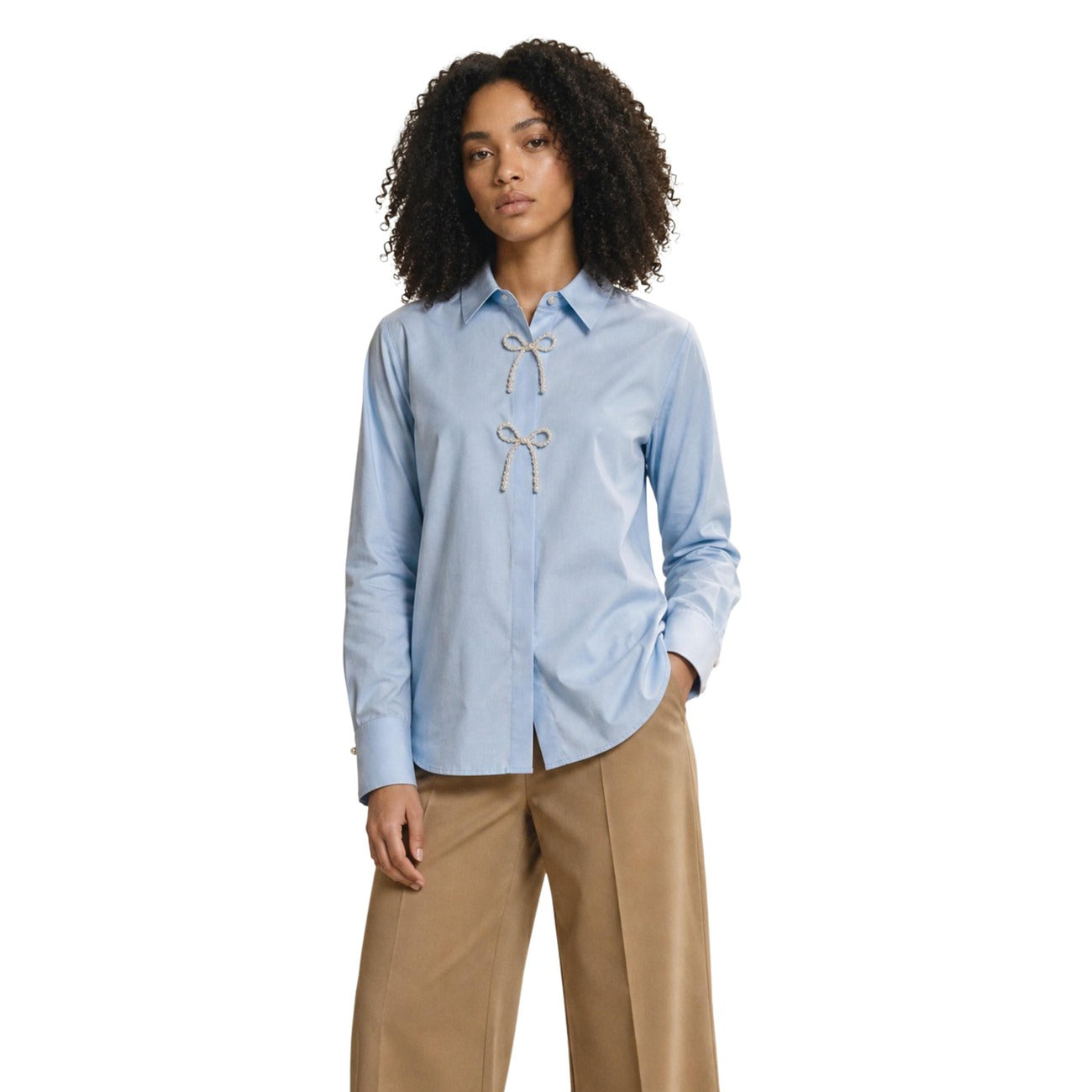 Camicia Only donna blu modello 15376883. Blusa a maniche lunghe in cotone elasticizzato blu scuro con scollo a V, colletto classico e applicazioni di fiocchi e perline sul davanti, camicia elegante e romantica per la mezza stagione.