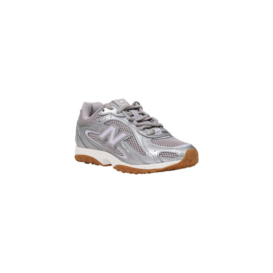 Sneakers New Balance donna argento modello U204LPP. Scarpe da ginnastica metallizzate color argento con dettagli traforati, iconico logo New Balance laterale e suola sportiva leggera, scarpe da corsa stile urban e casual.