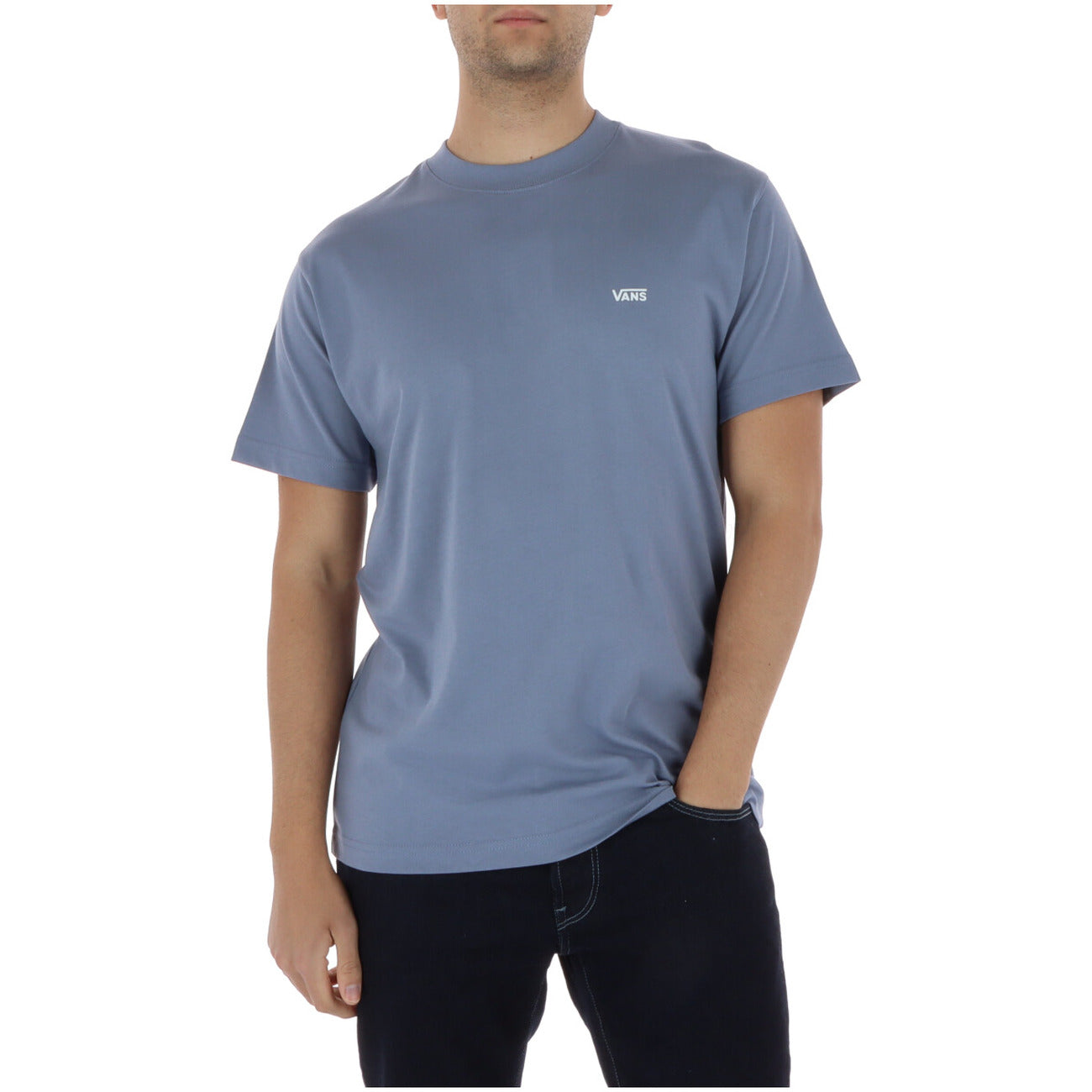 Vans Left Chest Tee; regular fit, taglio lungo, 100% cotone. La t-shirt bianca iconica ed essenziale per lo stile quotidiano. Colore azzurra, vista frontale 