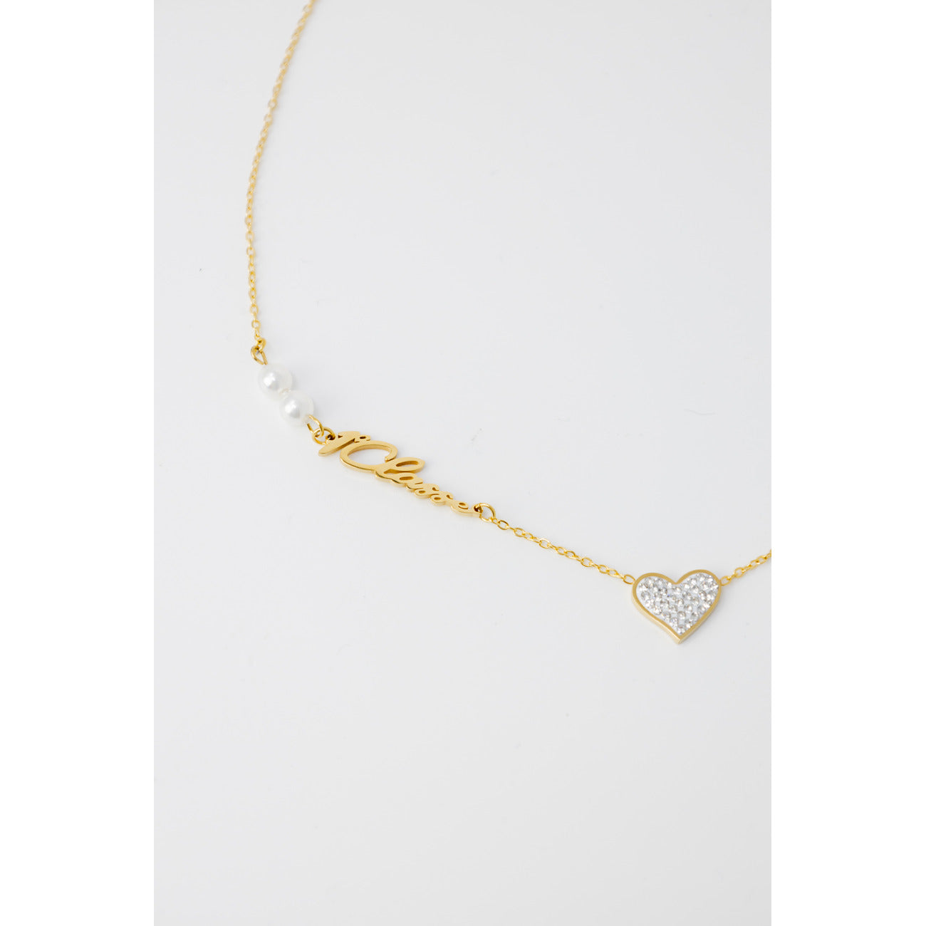 Collana Alviero Martini Prima Classe; Acciaio Dorato. Pendenti cuore con cristalli, perle e scritta Love. Dimensioni 30x1 cm, bicolore, anallergica e resistente. Accessorio chic per ogni occasione. Dettaglio logo e cuore 