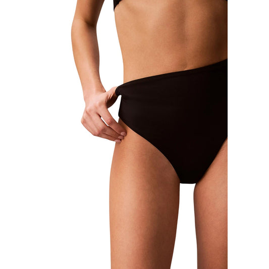 Slip Bikini Vita Alta Calvin Klein; Nero. Tessuto tecnico anti-umidità, asciugatura rapida. Interamente foderato, cuciture invisibili, placca logo posteriore. Stile modellante e sofisticato.