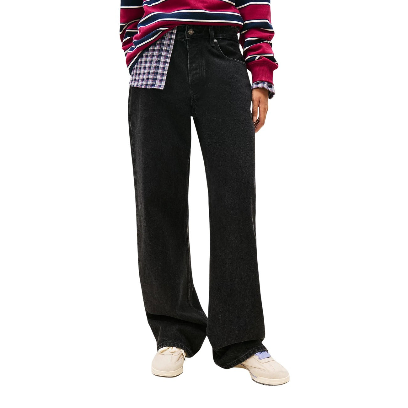 Jeans Tommy Hilfiger Jeans donna neri a zampa con zip e bottone tasche anteriori e posteriori 79% cotone 20% poliestere 1% elastan - vista frontale indossati da modello figura intera
