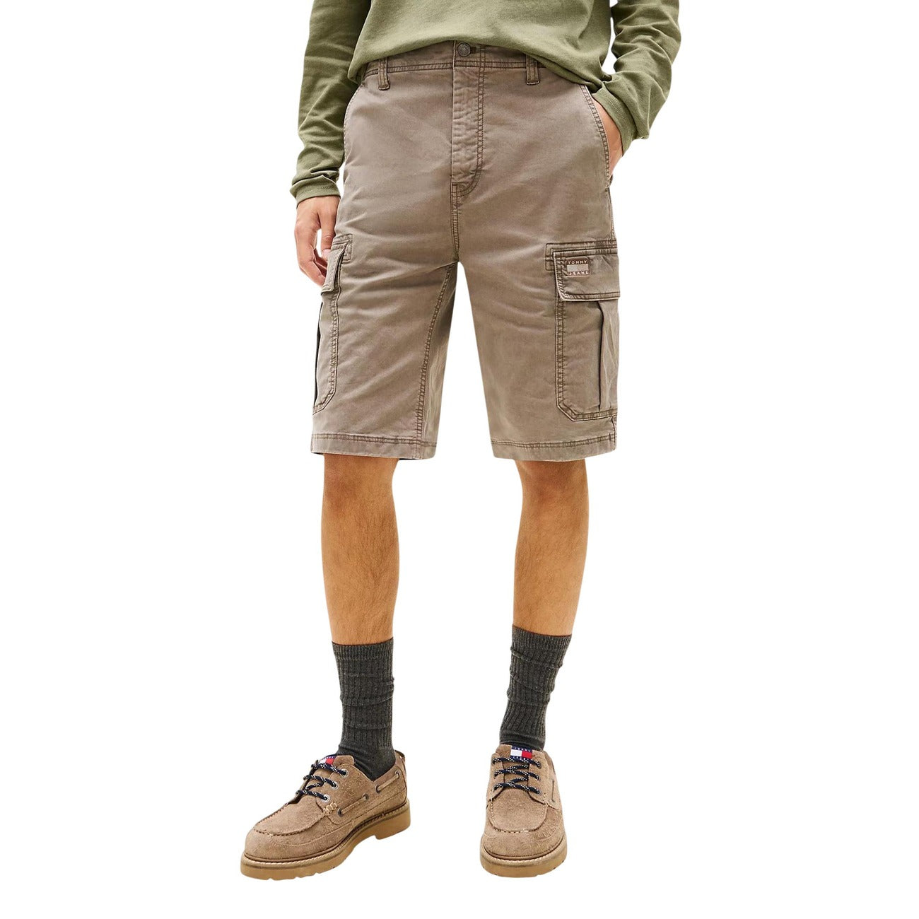 Bermuda Cargo Tommy Hilfiger Jeans; Beige. 97% Cotone Rigenerato, 3% Elastam. Tasche laterali utility, lunghezza sopra il ginocchio, vita regular. Leggeri, resistenti e sostenibili. Vista frontale 