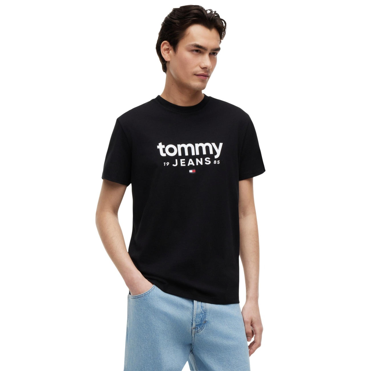 T-shirt Nero Tommy Jeans; Maxi Logo. 100% Cotone Rigenerato. Regular fit, maniche corte, design iconico e sostenibile. Ideale per jeans e look sportivi. Frontale 