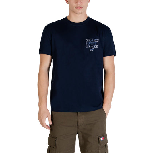 T-shirt Tommy Jeans Blu; 100% Cotone Rigenerato. Regular fit, stampa logo frontale, mini flag sulla manica. Comfort sostenibile, stile casual 4 stagioni. Vista frontale 